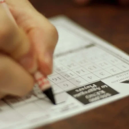 Keno Spelregels: Een uitleg over hoe Keno gespeeld wordt, inclusief het kiezen van nummers, verschillende inzetmogelijkheden en kansen op winst.