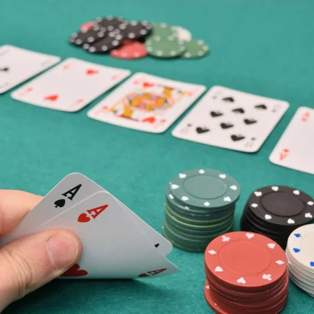 Texas Hold’em Poker Regels: Een gedetailleerde gids over het populaire pokerspel, inclusief handrangschikking, inzetten en strategieën.